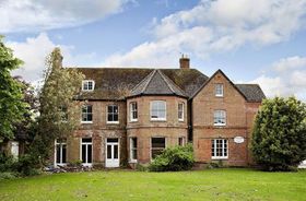 8 bedroom Detached f...